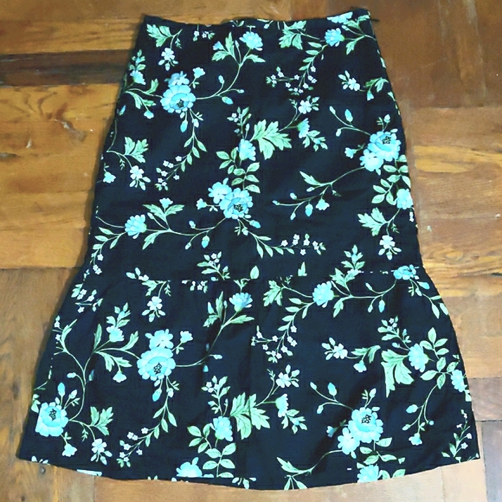 AnnTaylor Loft Size 4 Black floral skirt